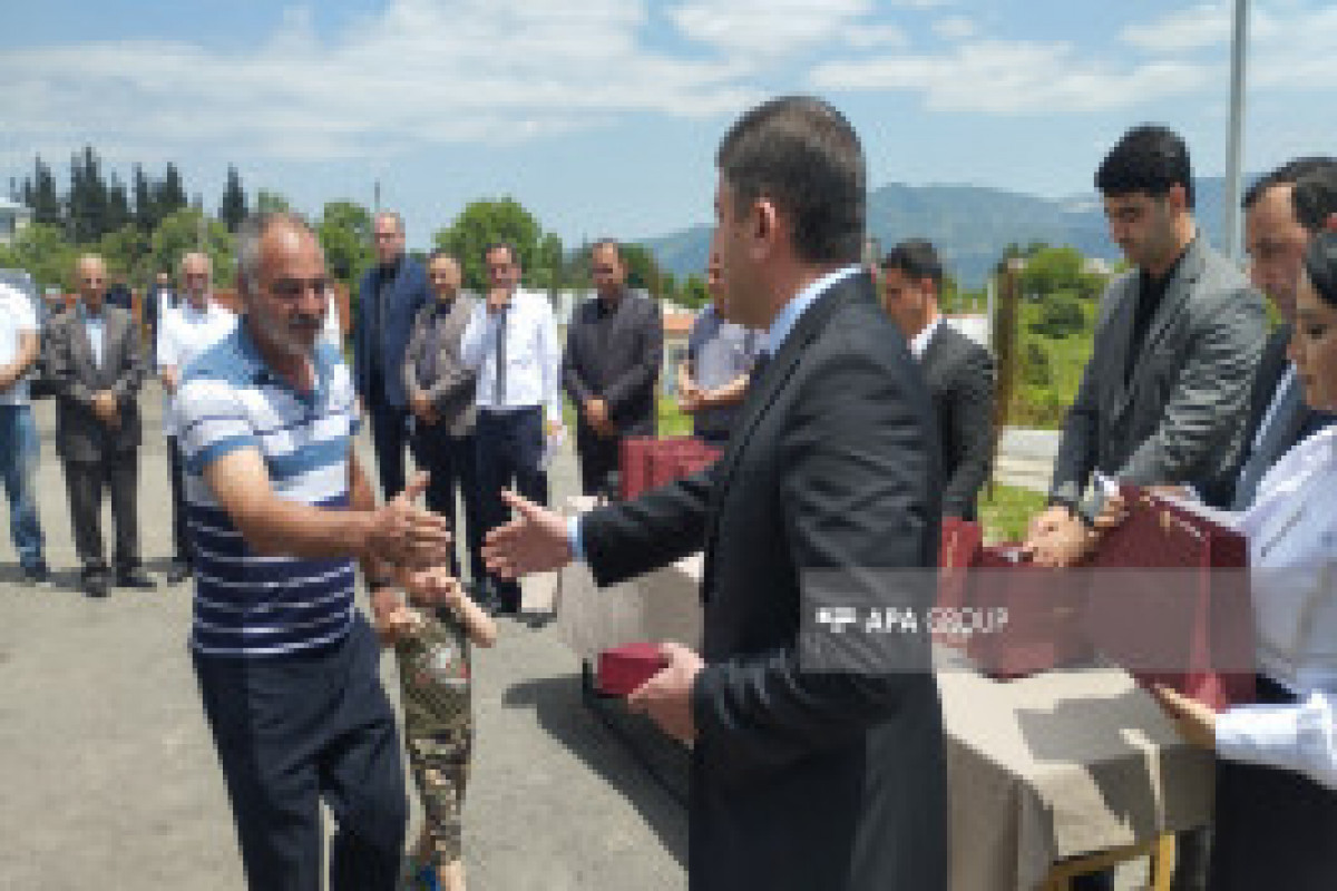 Les nouveaux résidents de la ville de Khodjaly ont reçu les clés de leurs maisons à leur arrivée à destination - Vidéo 