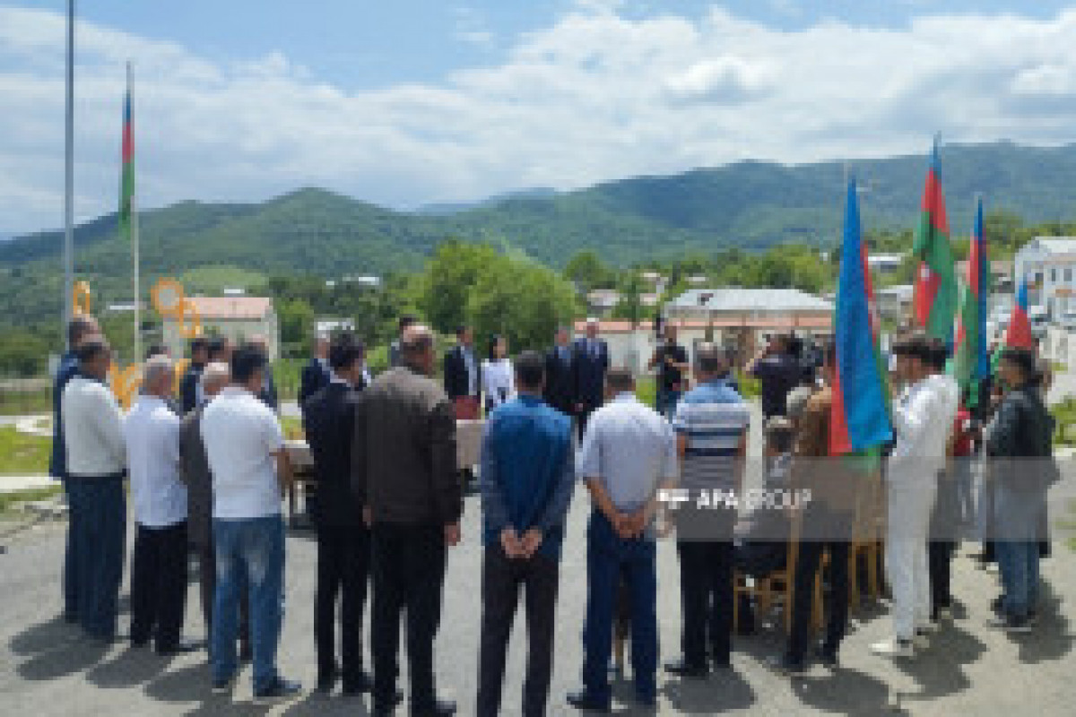 Les nouveaux résidents de la ville de Khodjaly ont reçu les clés de leurs maisons à leur arrivée à destination - Vidéo 