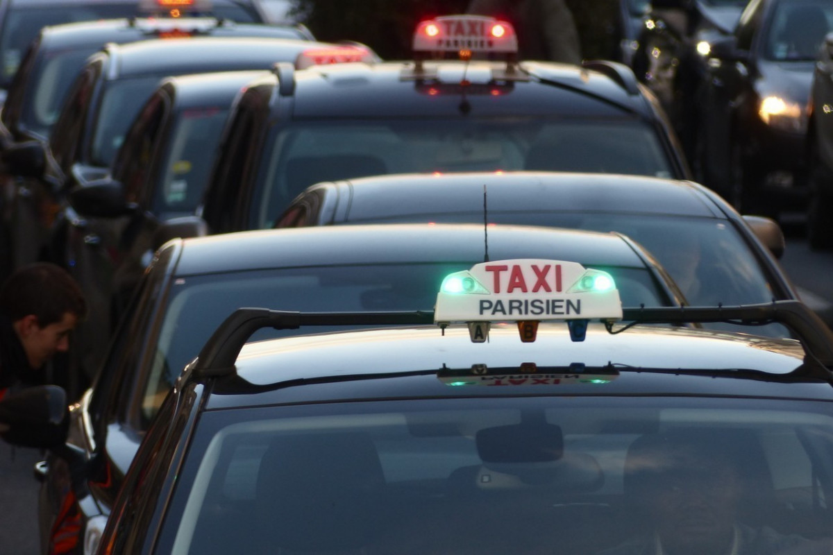 Paris : les taxis bloquent les accès à la gare de Lyon