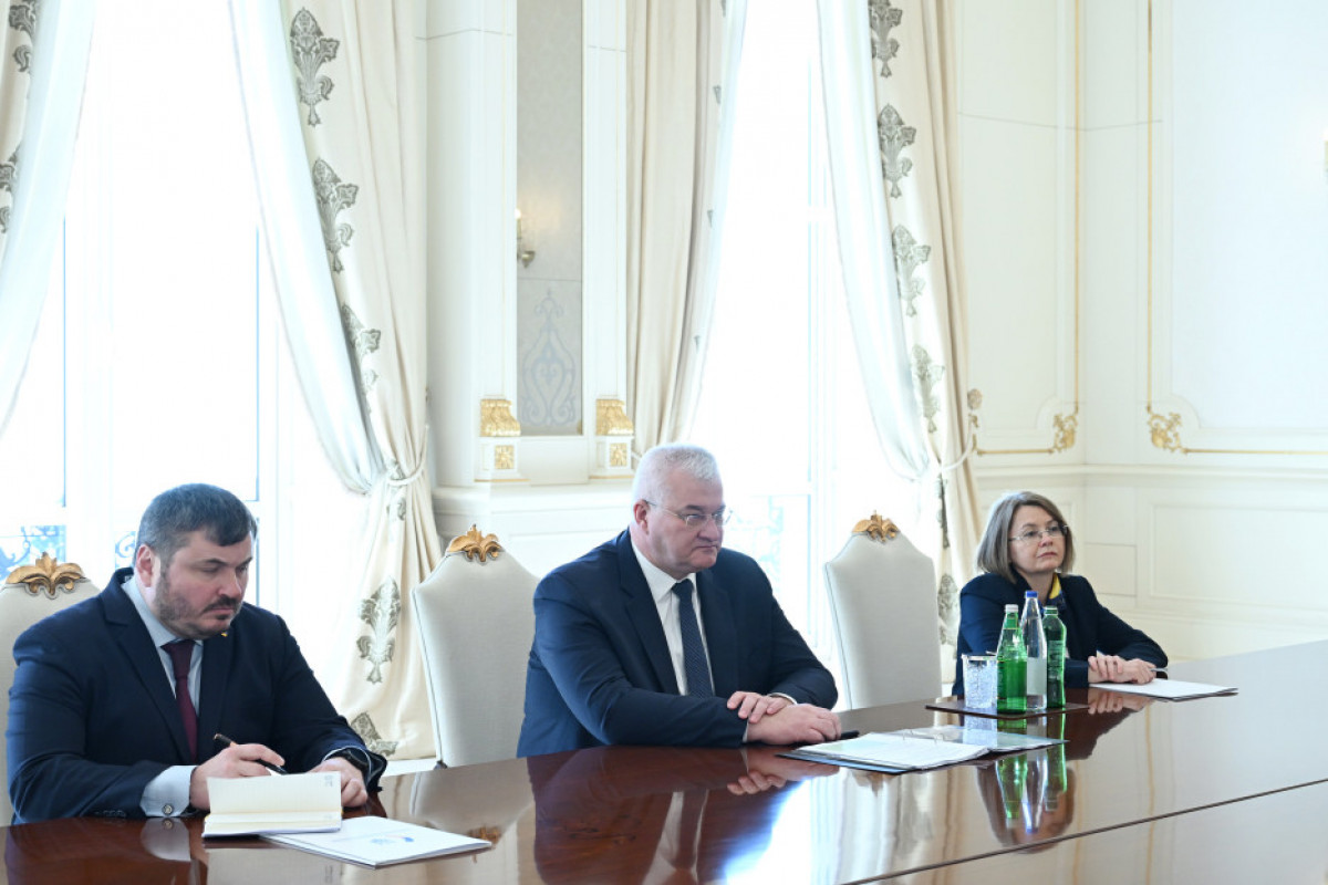 Le président de la République reçoit le ministre ukrainien des Affaires étrangères