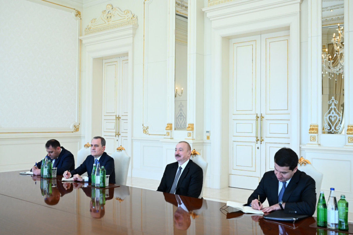Le président de la République reçoit le ministre ukrainien des Affaires étrangères