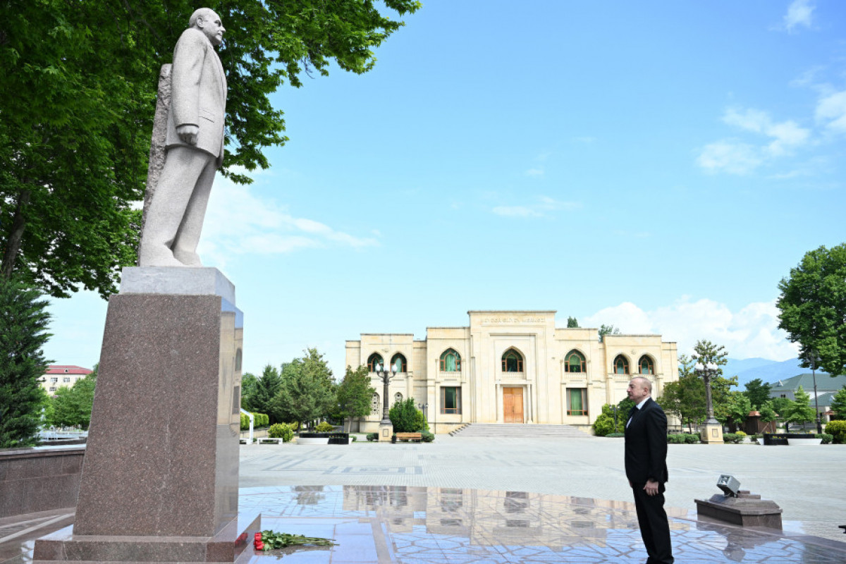 Ismayilli : Le président Ilham Aliyev se recueille devant le monument d’Heydar Aliyev