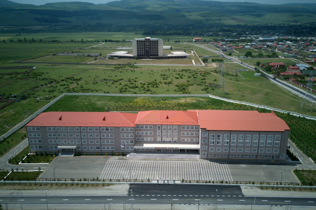 Le président Ilham Aliyev participe à l'inauguration du bâtiment du lycée « Talistan » dans la ville d'Ismayilli