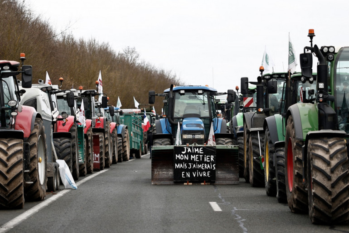 Mobilisation des agriculteurs en France : de premiers tracteurs sont arrivés devant l