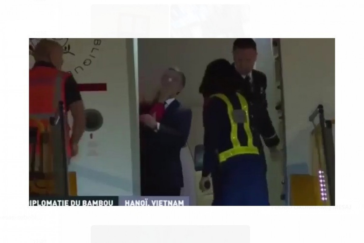 Macron reçoit "un coup" sur le visage à son arrivée au Vietnam - Vidéo 