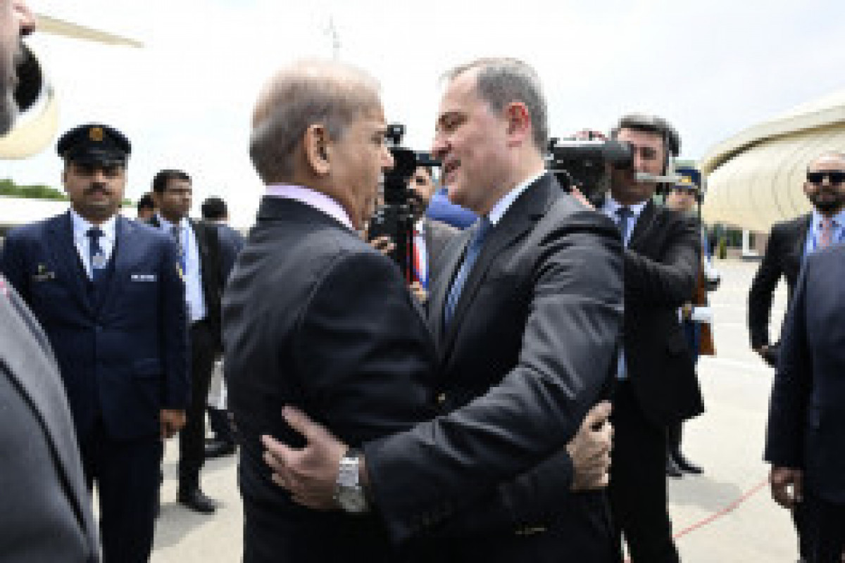 L'avion du Premier ministre pakistanais atterrit à l'aéroport international de Latchine