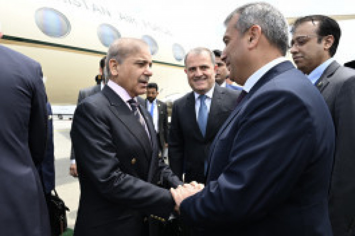 L'avion du Premier ministre pakistanais atterrit à l'aéroport international de Latchine