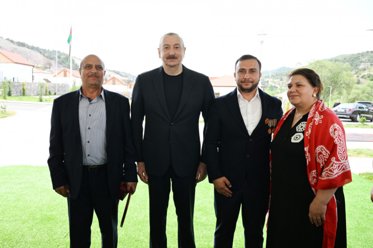 Latchine : Ilham Aliyev rencontre les habitants installés à Beylik et leur remet les clés de leurs nouvelles maisons
