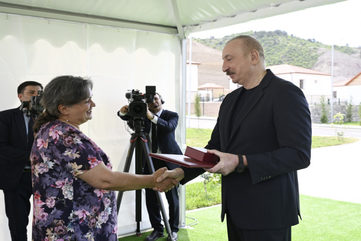 Latchine : Ilham Aliyev rencontre les habitants installés à Beylik et leur remet les clés de leurs nouvelles maisons