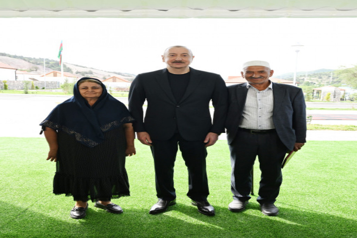 Latchine : Ilham Aliyev rencontre les habitants installés à Beylik et leur remet les clés de leurs nouvelles maisons