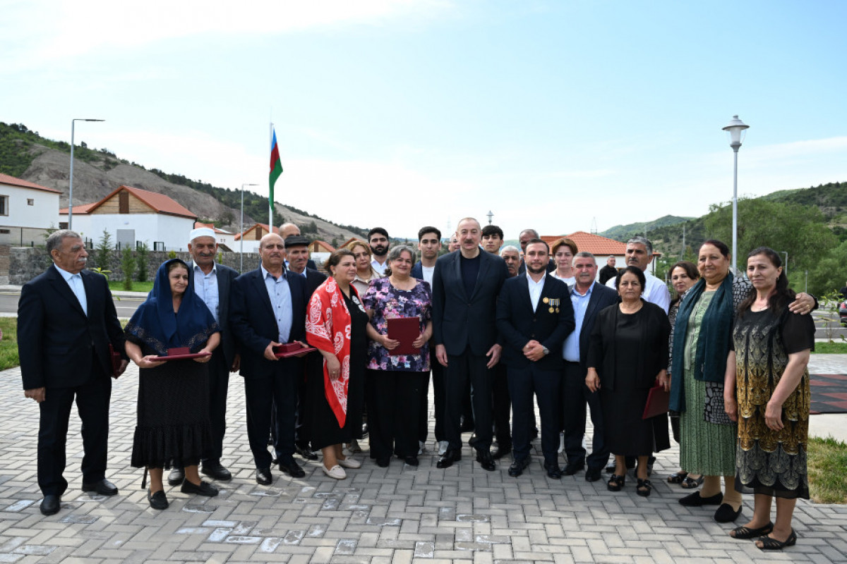 Latchine : Ilham Aliyev rencontre les habitants installés à Beylik et leur remet les clés de leurs nouvelles maisons
