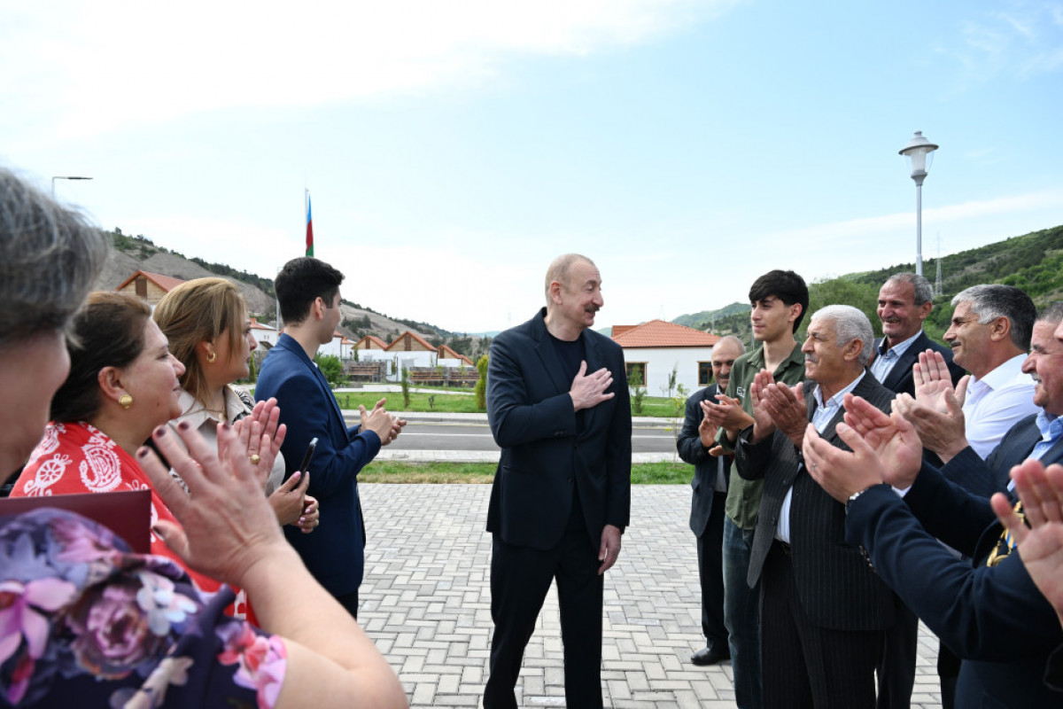 Latchine : Ilham Aliyev rencontre les habitants installés à Beylik et leur remet les clés de leurs nouvelles maisons