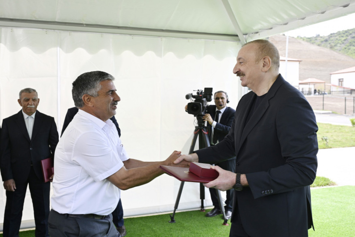 Latchine : Ilham Aliyev rencontre les habitants installés à Beylik et leur remet les clés de leurs nouvelles maisons