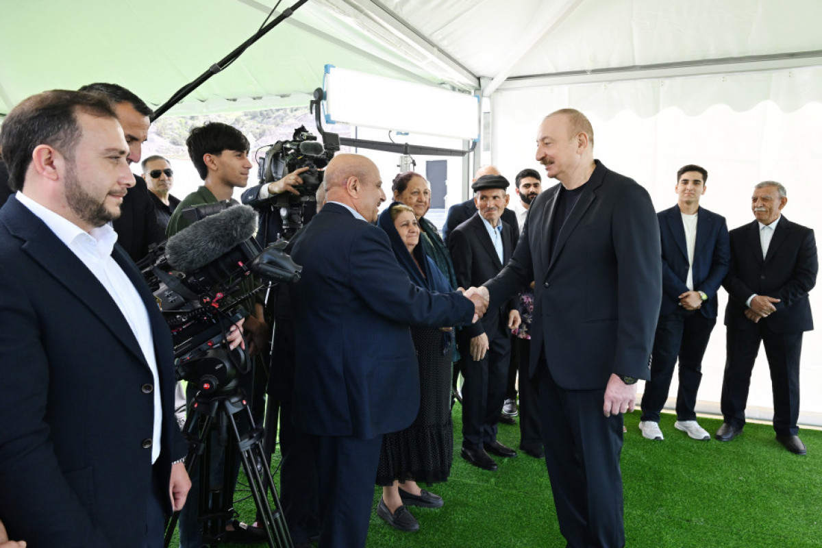 Latchine : Ilham Aliyev rencontre les habitants installés à Beylik et leur remet les clés de leurs nouvelles maisons