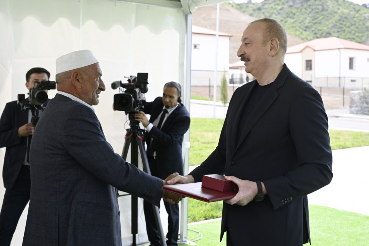 Latchine : Ilham Aliyev rencontre les habitants installés à Beylik et leur remet les clés de leurs nouvelles maisons