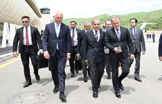 L'avion du Premier ministre pakistanais atterrit à l'aéroport international de Latchine