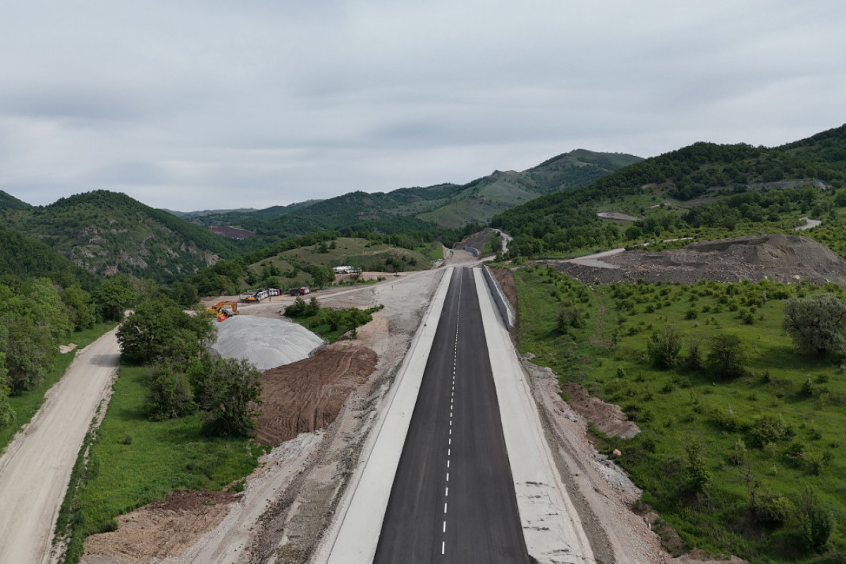 Les présidents azerbaïdjanais et turc prennent connaissance des travaux en cours sur l’autoroute Kelbedjer-Latchine