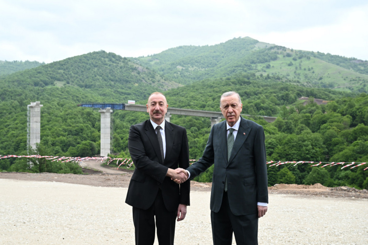 Les présidents azerbaïdjanais et turc prennent connaissance des travaux en cours sur l’autoroute Kelbedjer-Latchine