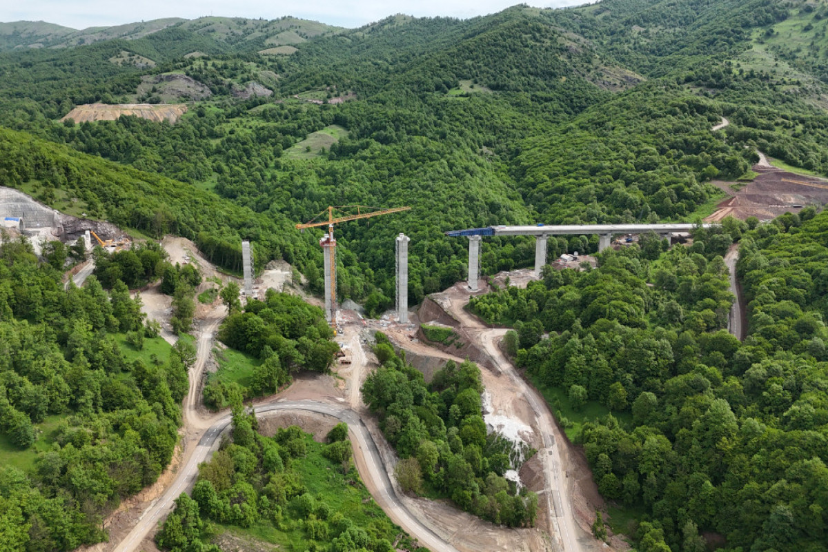 Les présidents azerbaïdjanais et turc prennent connaissance des travaux en cours sur l’autoroute Kelbedjer-Latchine