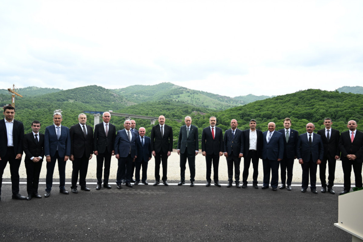 Les présidents azerbaïdjanais et turc prennent connaissance des travaux en cours sur l’autoroute Kelbedjer-Latchine
