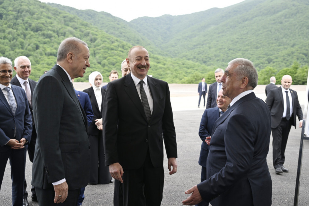 Les présidents azerbaïdjanais et turc prennent connaissance des travaux en cours sur l’autoroute Kelbedjer-Latchine