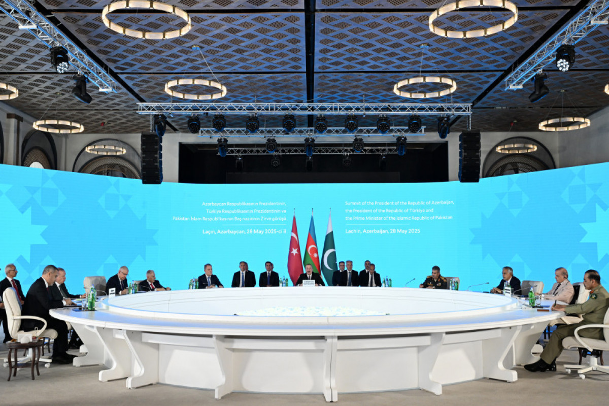 Un sommet trilatéral entre le président azerbaïdjanais, le président turc et le Premier ministre pakistanais débute à Latchine