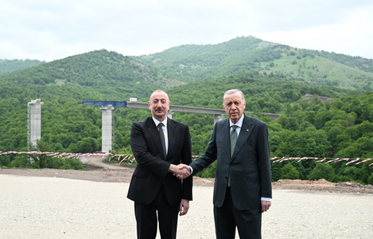 Les présidents azerbaïdjanais et turc prennent connaissance des travaux en cours sur l’autoroute Kelbedjer-Latchine