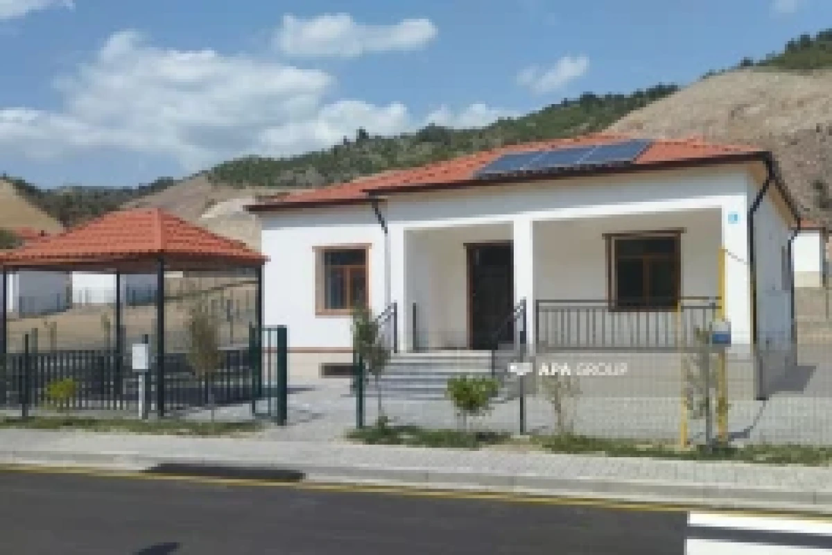 163 nouveaux résidents reçoivent les clés de leurs maisons à leur arrivée à Latchine