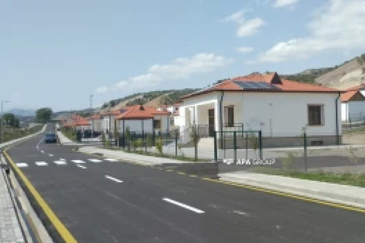 163 nouveaux résidents reçoivent les clés de leurs maisons à leur arrivée à Latchine