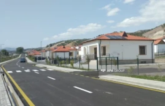 163 nouveaux résidents reçoivent les clés de leurs maisons à leur arrivée à Latchine