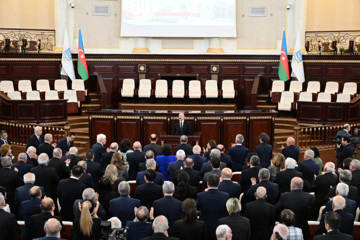 Ilham Aliyev prononce une allocution lors de la réunion organisée à l’occasion de 80 ans de l'Académie nationale des sciences d’Azerbaïdjan