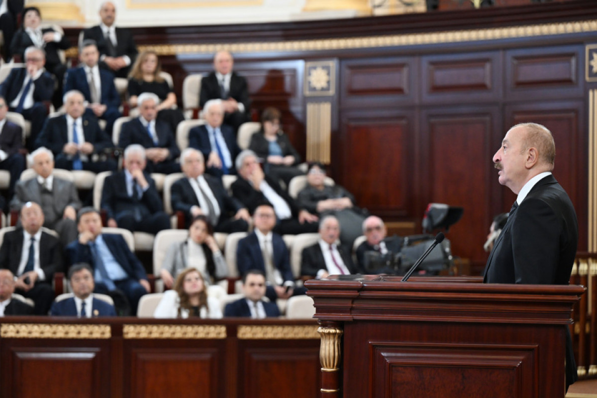 Ilham Aliyev prononce une allocution lors de la réunion organisée à l’occasion de 80 ans de l'Académie nationale des sciences d’Azerbaïdjan