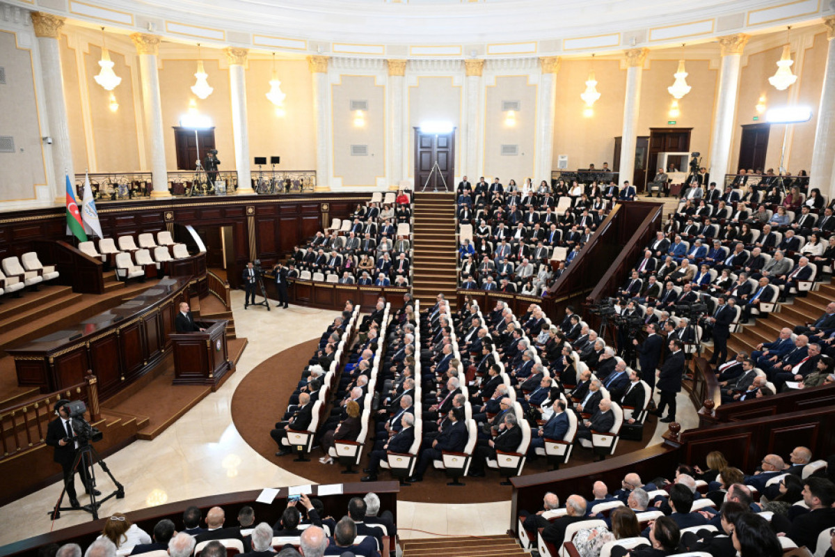 Ilham Aliyev prononce une allocution lors de la réunion organisée à l’occasion de 80 ans de l'Académie nationale des sciences d’Azerbaïdjan