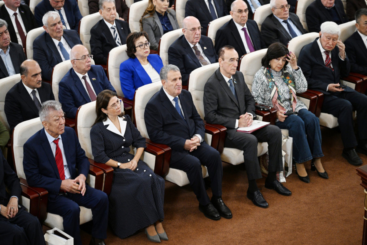 Ilham Aliyev prononce une allocution lors de la réunion organisée à l’occasion de 80 ans de l'Académie nationale des sciences d’Azerbaïdjan
