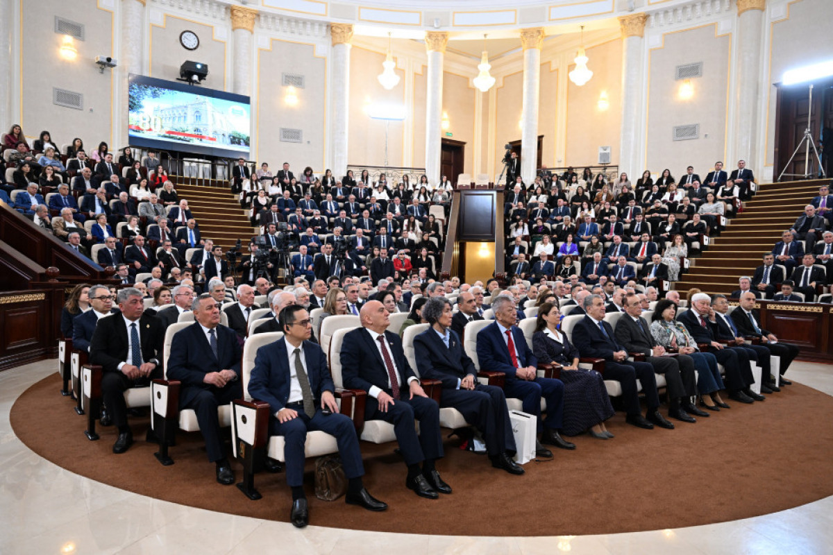 Ilham Aliyev prononce une allocution lors de la réunion organisée à l’occasion de 80 ans de l'Académie nationale des sciences d’Azerbaïdjan