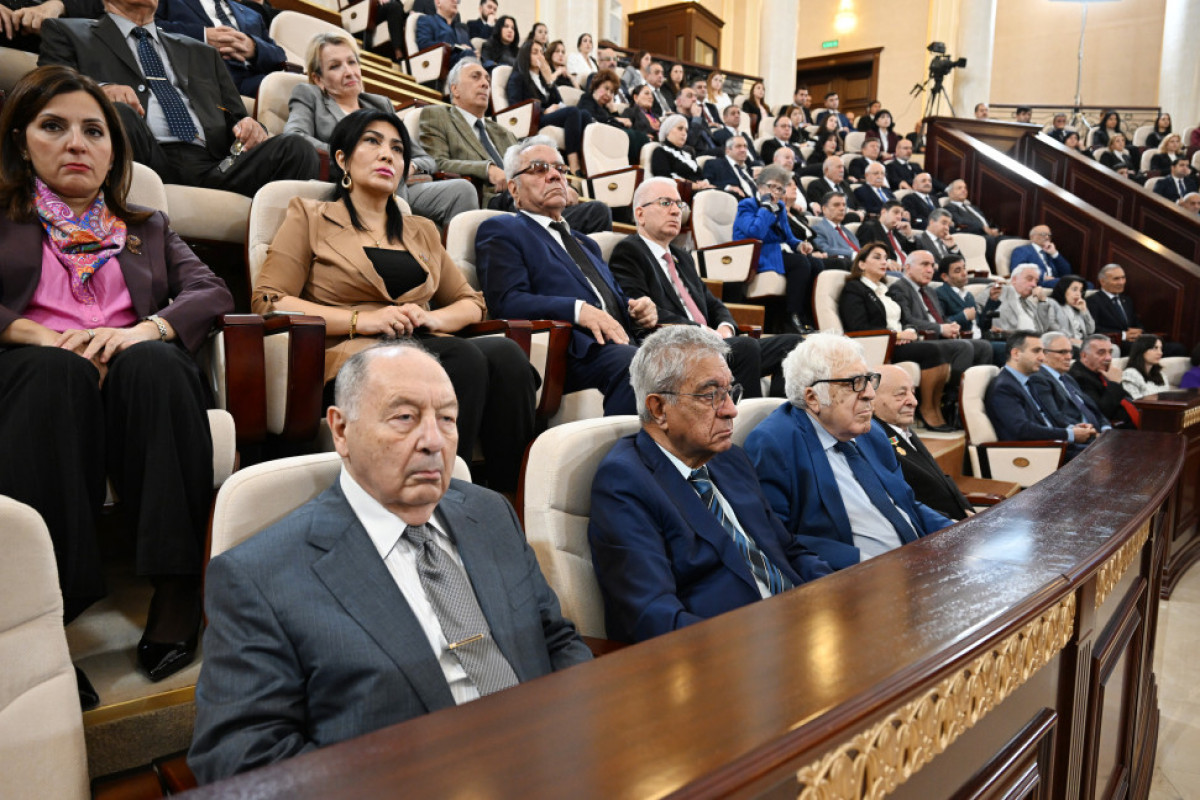 Ilham Aliyev prononce une allocution lors de la réunion organisée à l’occasion de 80 ans de l'Académie nationale des sciences d’Azerbaïdjan