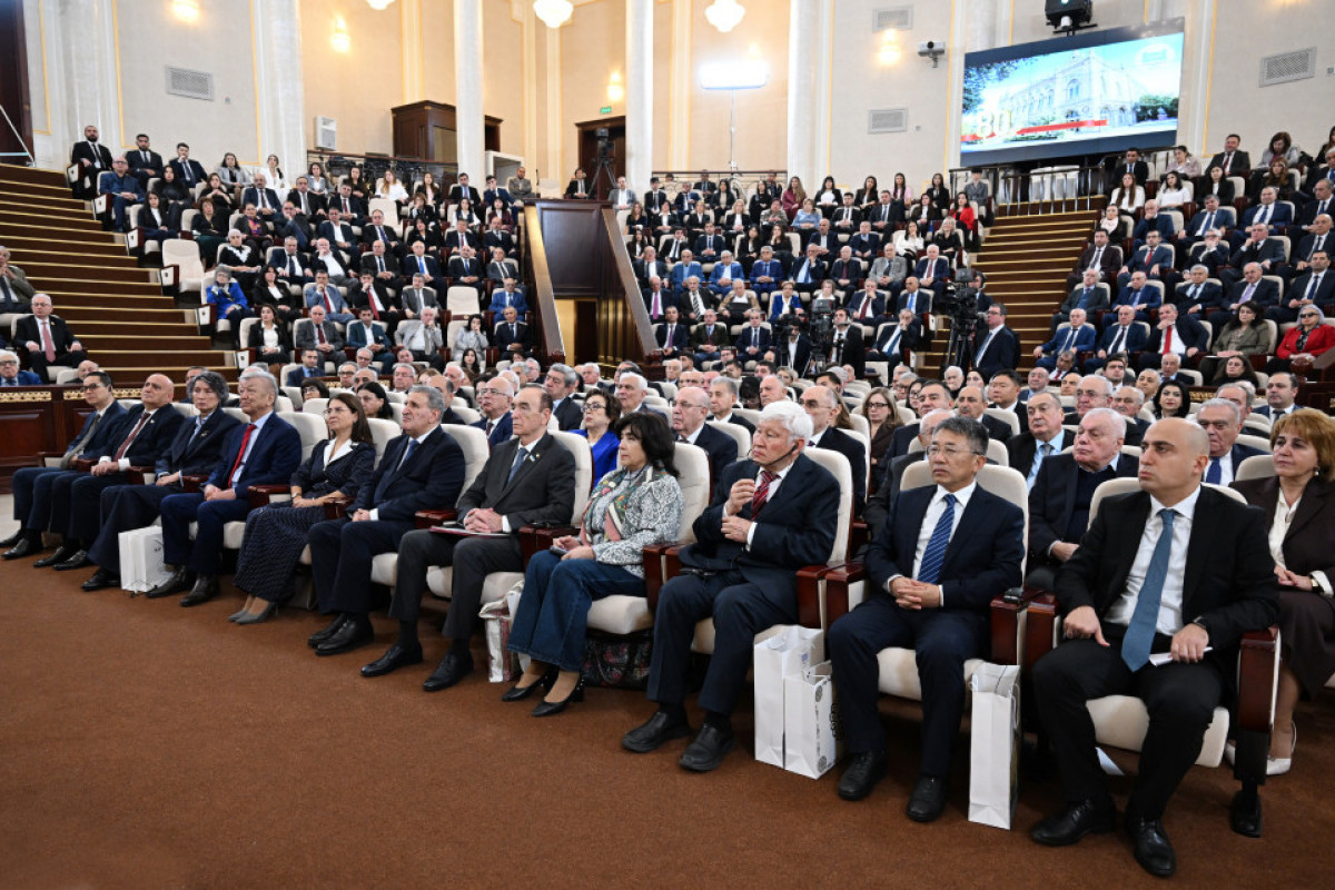 Ilham Aliyev prononce une allocution lors de la réunion organisée à l’occasion de 80 ans de l'Académie nationale des sciences d’Azerbaïdjan