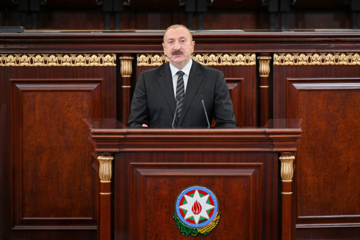 Ilham Aliyev prononce une allocution lors de la réunion organisée à l’occasion de 80 ans de l