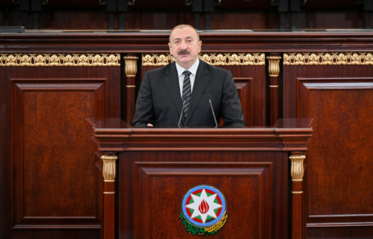 Ilham Aliyev prononce une allocution lors de la réunion organisée à l’occasion de 80 ans de l'Académie nationale des sciences d’Azerbaïdjan
