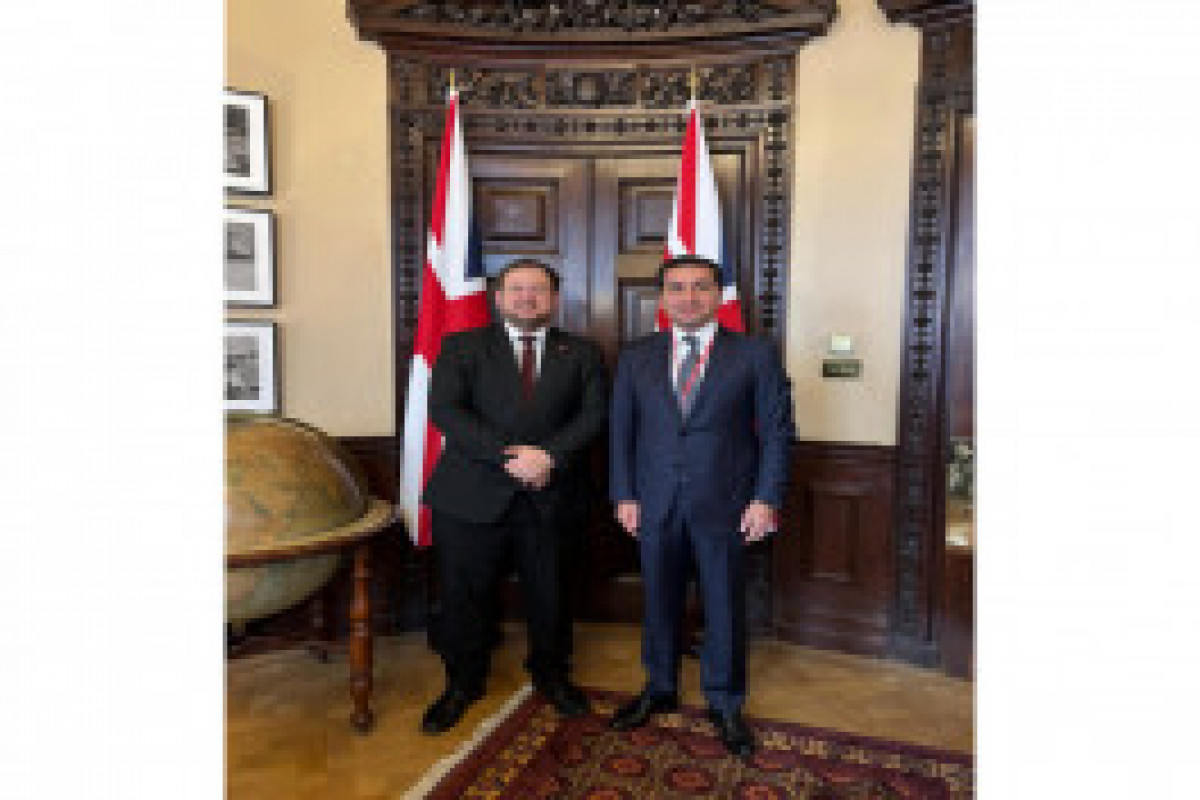 Hikmet Hadjiyev s'entretient avec le ministre britannique Stephen Doughty