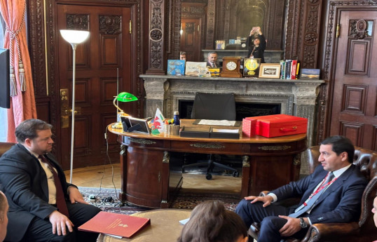 Hikmet Hadjiyev s'entretient avec le ministre britannique Stephen Doughty