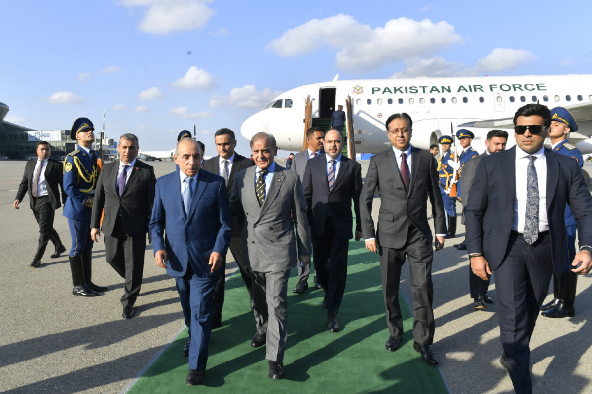 Shehbaz Sharif arrive en Azerbaïdjan