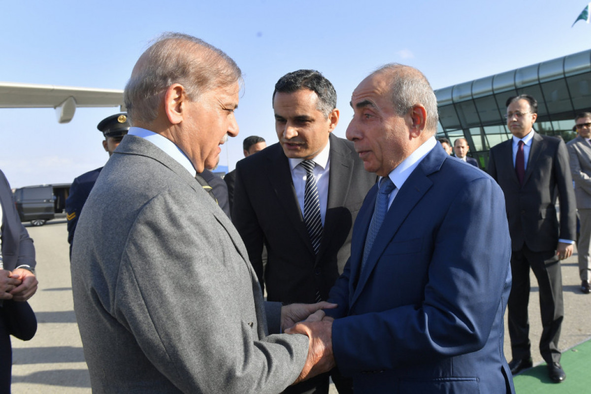 Shehbaz Sharif arrive en Azerbaïdjan