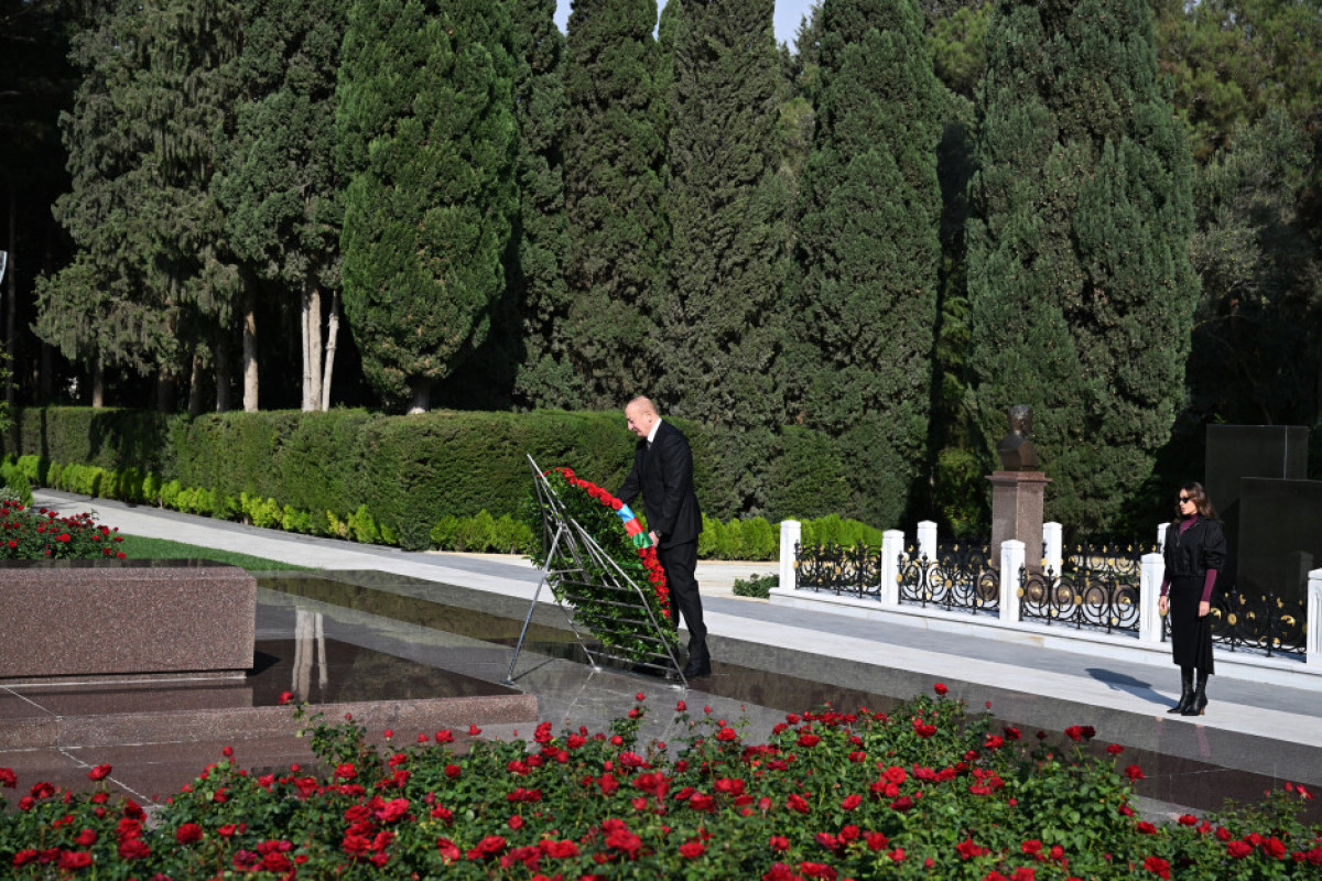 Ilham Aliyev et Mehriban Aliyeva se recueillent devant la tombe d’Heydar Aliyev
