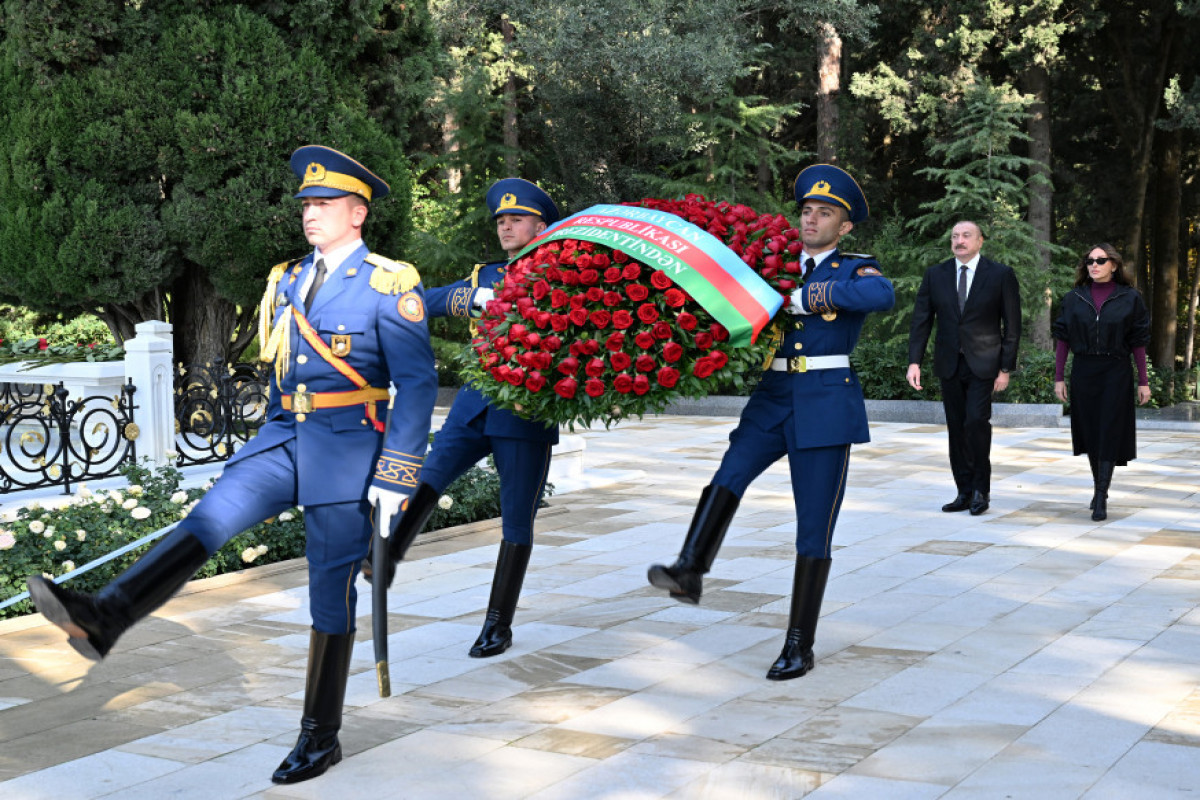 Ilham Aliyev et Mehriban Aliyeva se recueillent devant la tombe d’Heydar Aliyev