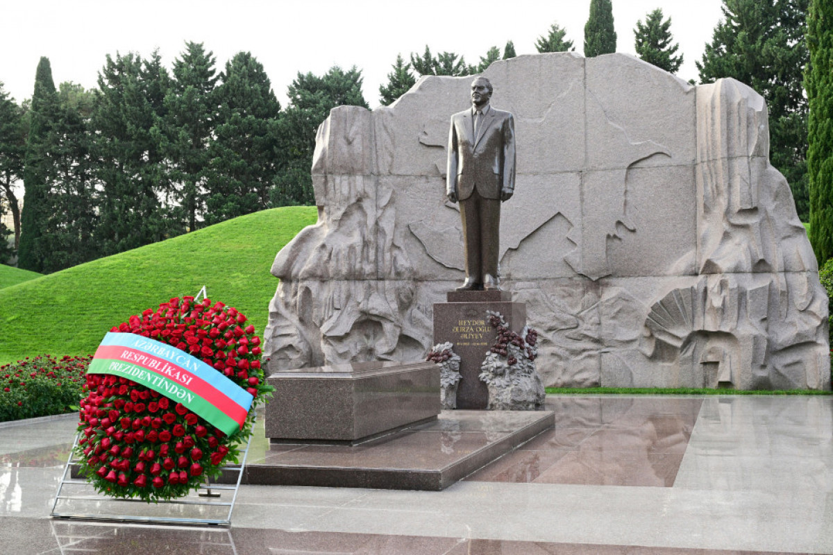 Ilham Aliyev et Mehriban Aliyeva se recueillent devant la tombe d’Heydar Aliyev