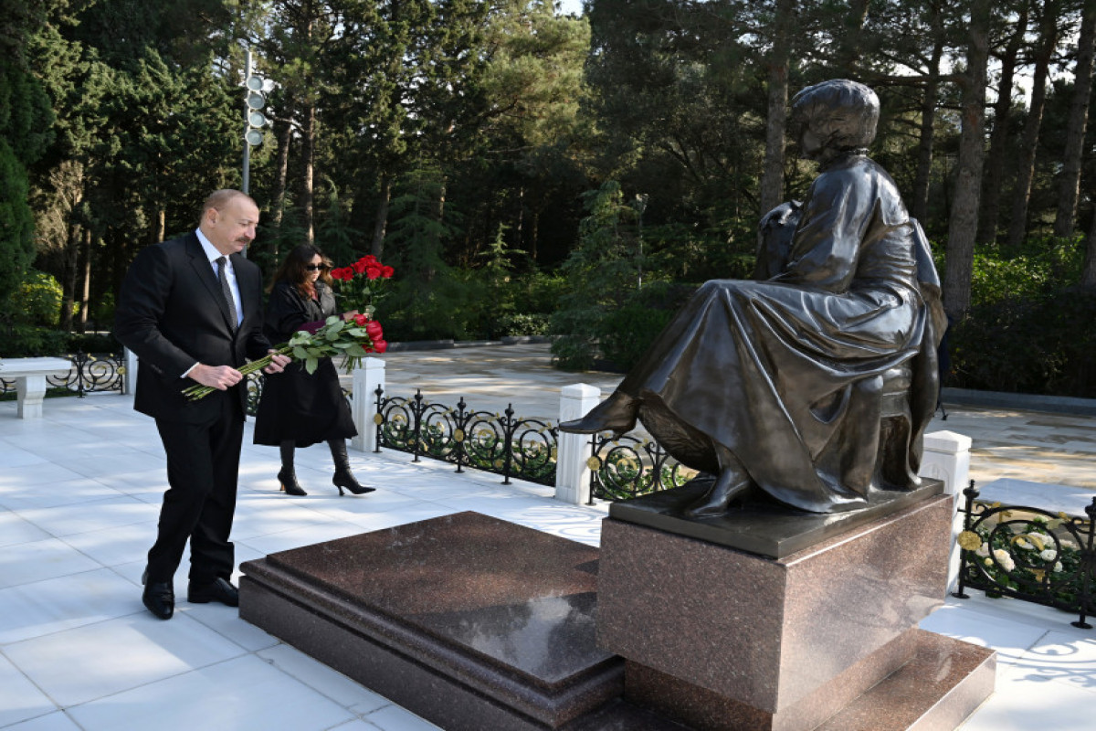 Ilham Aliyev et Mehriban Aliyeva se recueillent devant la tombe d’Heydar Aliyev