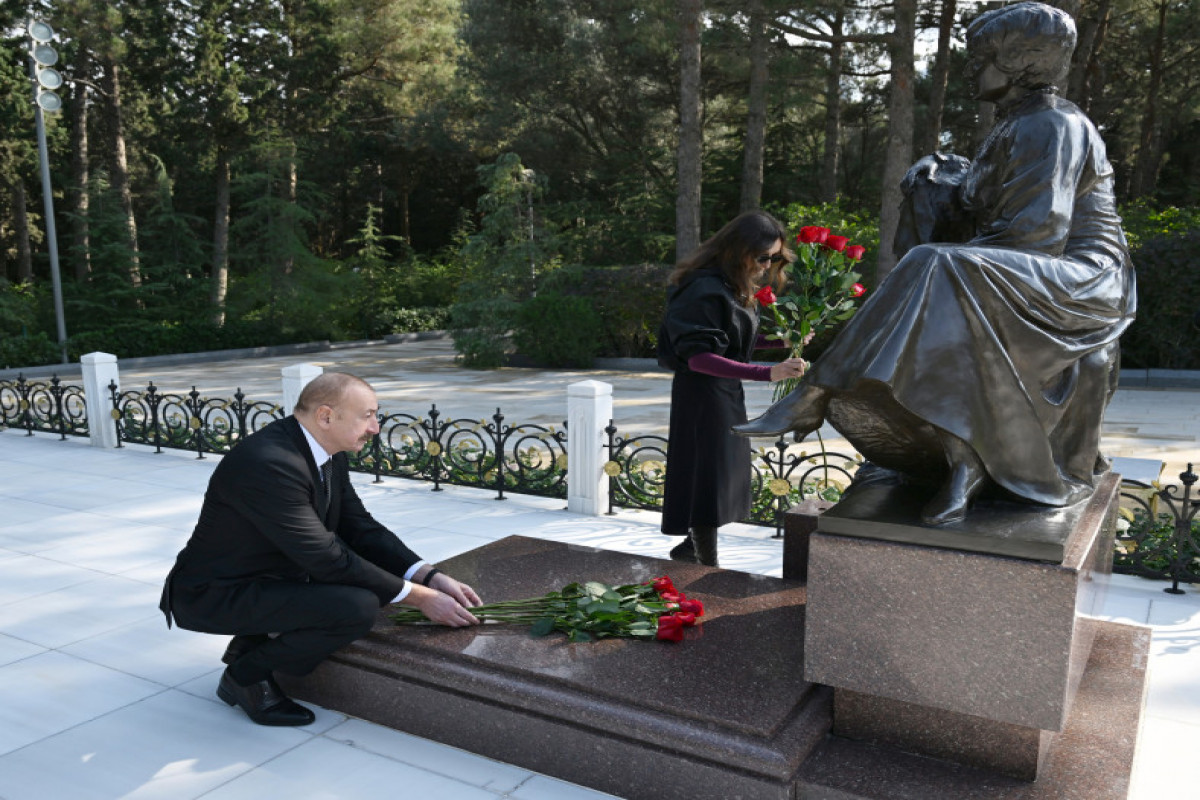 Ilham Aliyev et Mehriban Aliyeva se recueillent devant la tombe d’Heydar Aliyev
