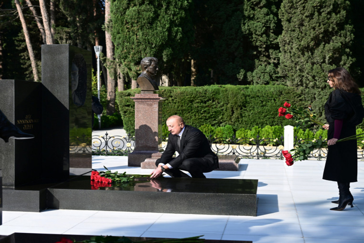 Ilham Aliyev et Mehriban Aliyeva se recueillent devant la tombe d’Heydar Aliyev
