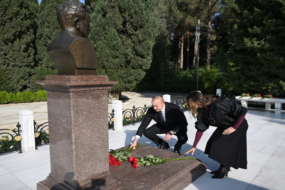 Ilham Aliyev et Mehriban Aliyeva se recueillent devant la tombe d’Heydar Aliyev
